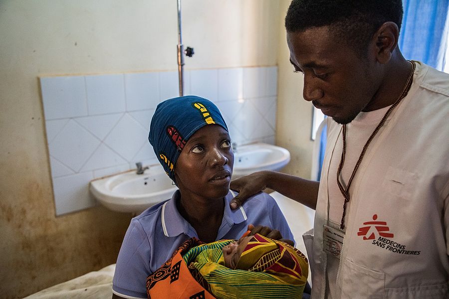 Anitha Nizigama de 23 con su niño recién nacido y sanitario de MSF.