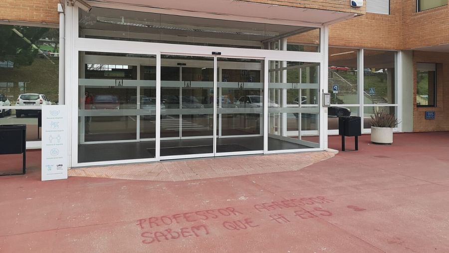 Pintada que ha aparegut a terra davant la porta d'accés principal de la facultat de Comunicació