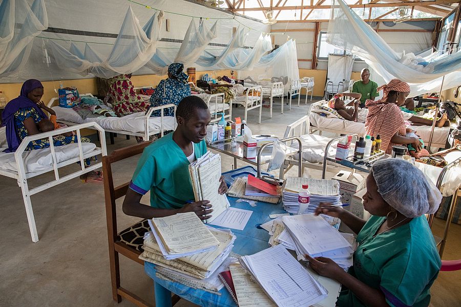 Dos trabajadores humanitarios trabajan en el hospital de Kibondo, Tanzania