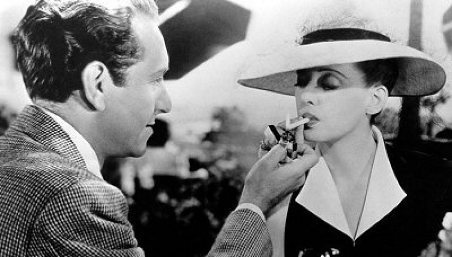 Famosa escena del cigarrillo con Bette Davis