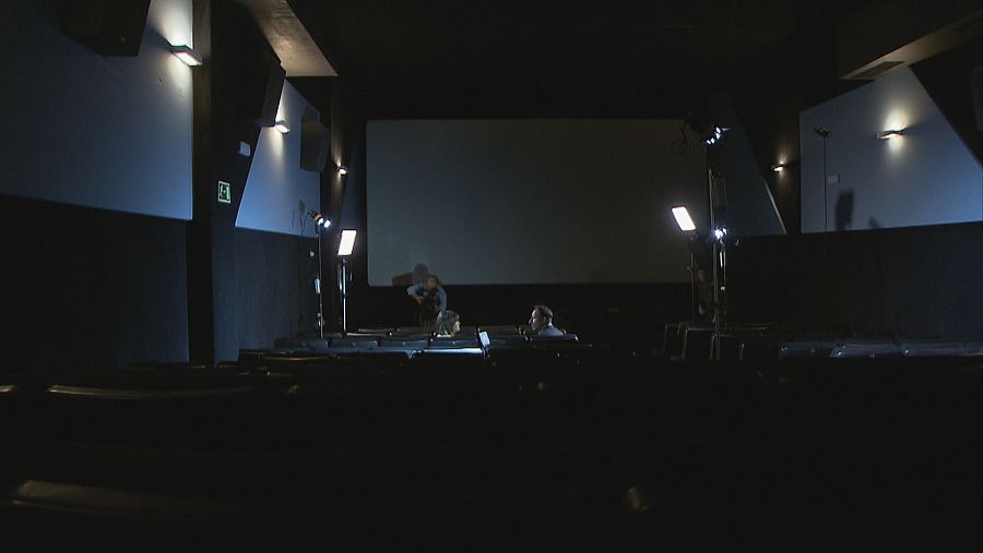 Equipo de RTVE prepara focos, cámara y sonido para entrevista en sala de cine