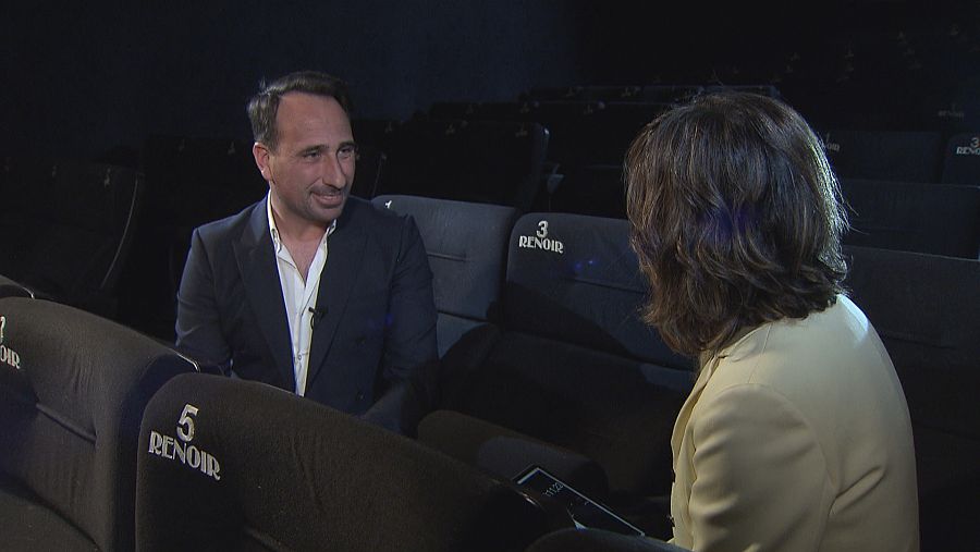 Luis Gil y Diana Arias sentados en un cine durante la entrevista.