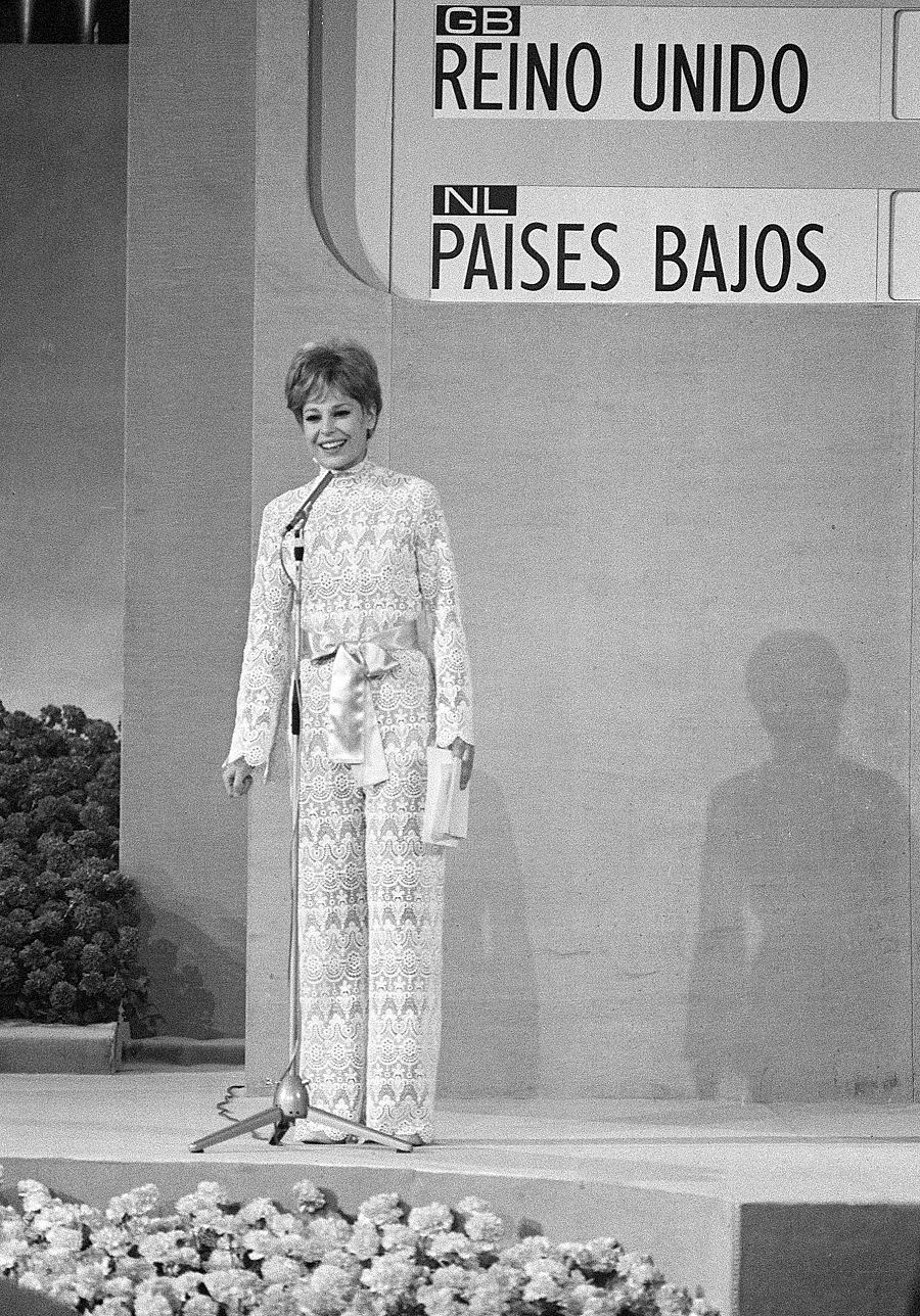 Laura Valenzuela en el Teatro Real para la presentación de Eurovisión 1969