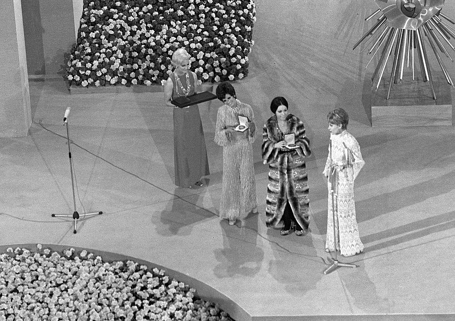 Laura Valenzuela presentadora del Festival de Eurovisión junto a la ganadora del actual certamen Salomé, que compartió premio con las representantes de Francia, Inglaterra y Holanda