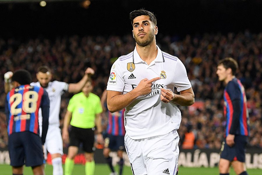 Marco Asensio se señala el escuado tras marcar al FC Barcelona