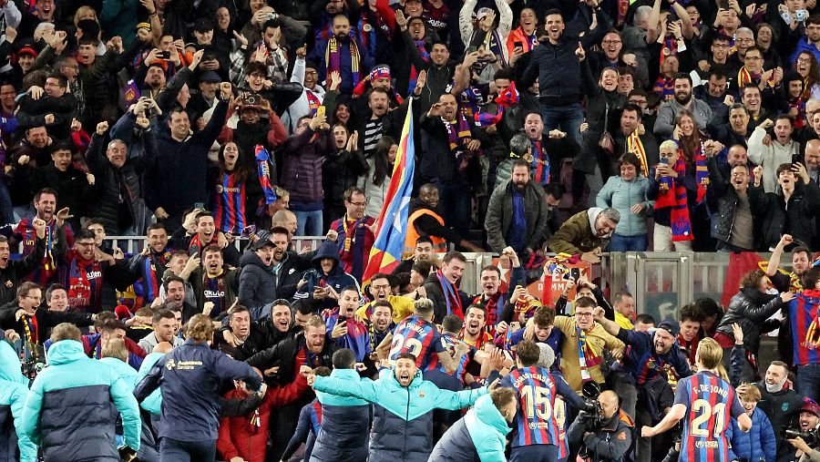  El FC Barcelona celebra el segundo gol al Madrid con su afición
