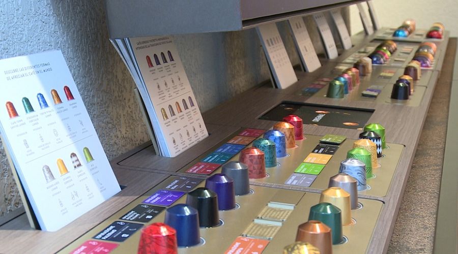 Capsulas de café en exposición para su veta