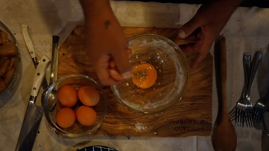 Huevos y leche para hacer una mezcla de inglesa para empanar