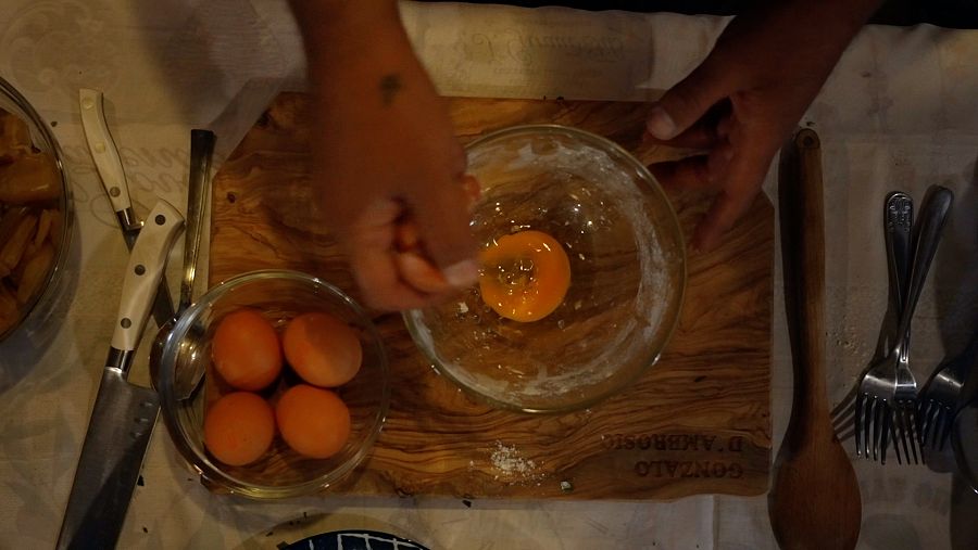 Huevos y leche para hacer una mezcla de inglesa para empanar