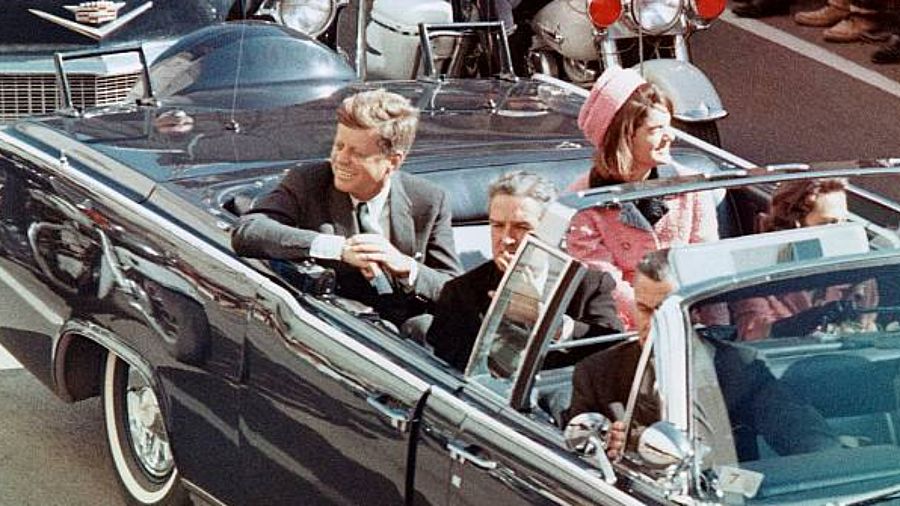Joh F. Kennedy junto a Jackie Kennedy circulando en coche presidencial momentos antes de ser asesinado