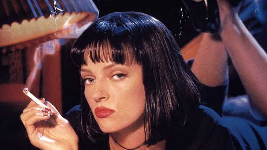 La actriz Uma Thurman fumando un cigarrillo en una escena de 