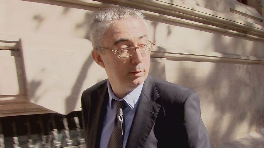 El notario Enrique Peña saliendo de los juzgados de Barcelona