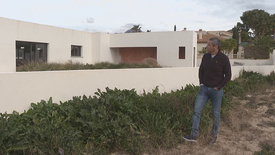 Javier López contempla la que tenía que ser su casa en Busot