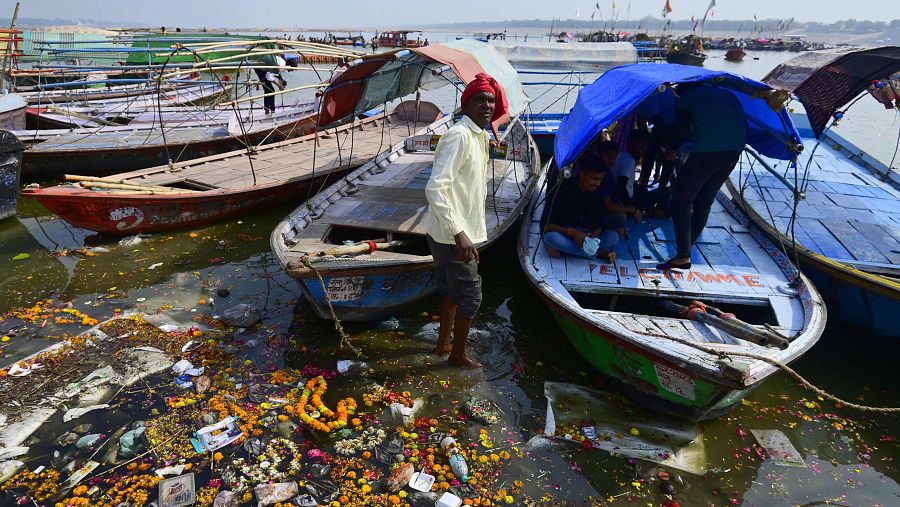 Un hombre espera en la orilla contaminada del río Ganges, Prayagraj (India). 21/03/2023