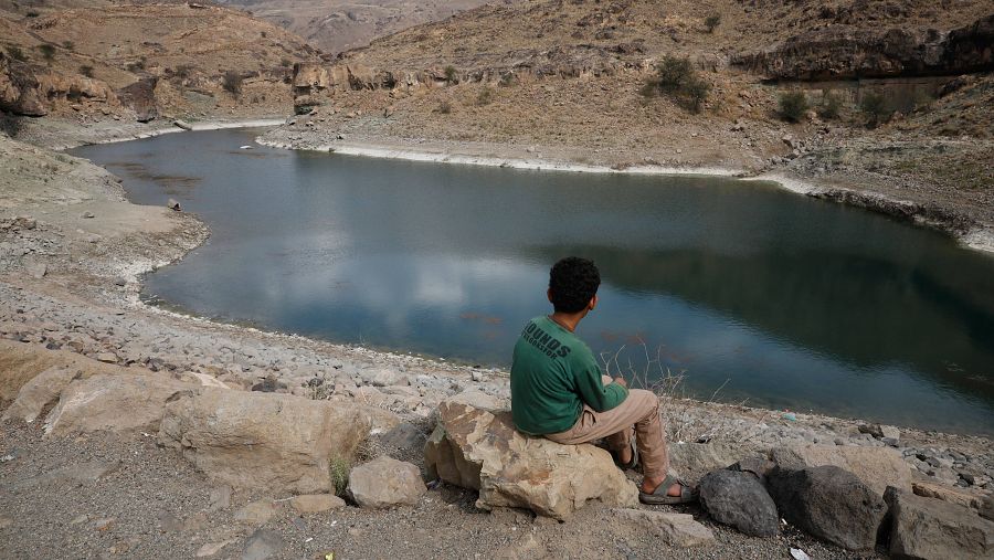  Un niño yemení al lado de una presa en Sana'a (Yemen). 12/03/2023