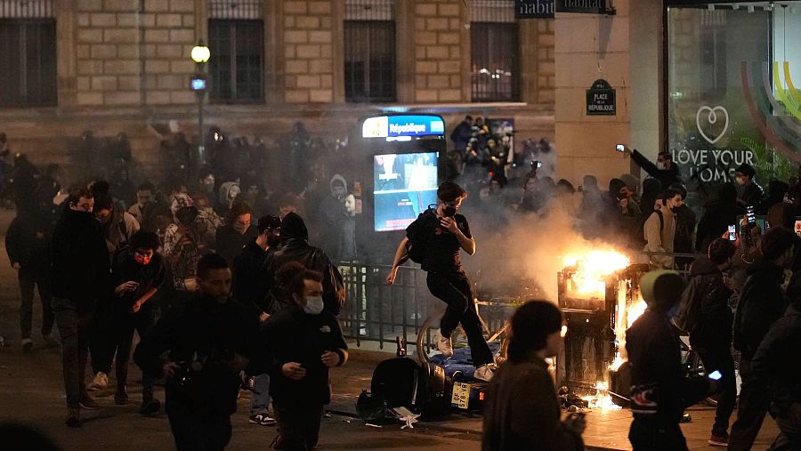 Los manifestantes corren mientras se pelean con la policía