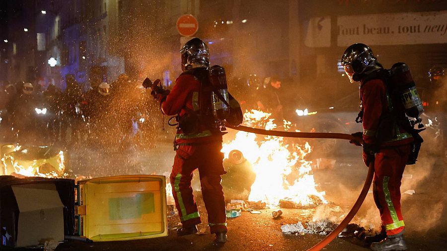 Los bomberos extinguen un incendio durante una manifestación en París