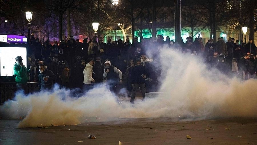Los manifestantes se enfrentan a los antidisturbios en la Plaza de la República en París