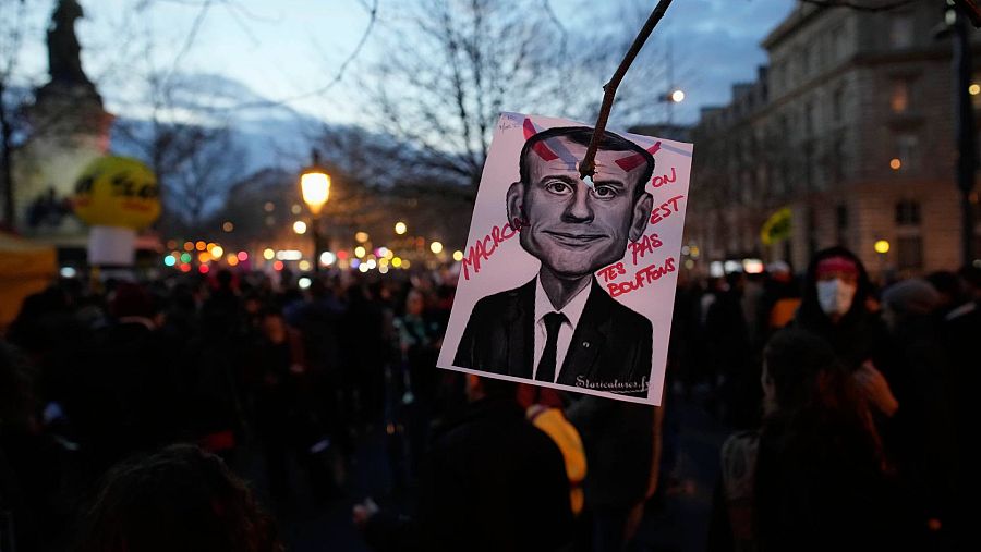Un dibujo de Emmanuel Macron durante una protesta en la plaza Republique en París