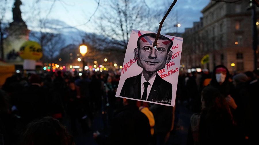 Un dibujo de Emmanuel Macron durante una protesta en la plaza Republique en París