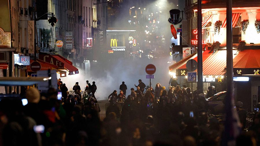 Los manifestantes ocupan una calle durante una manifestación en París