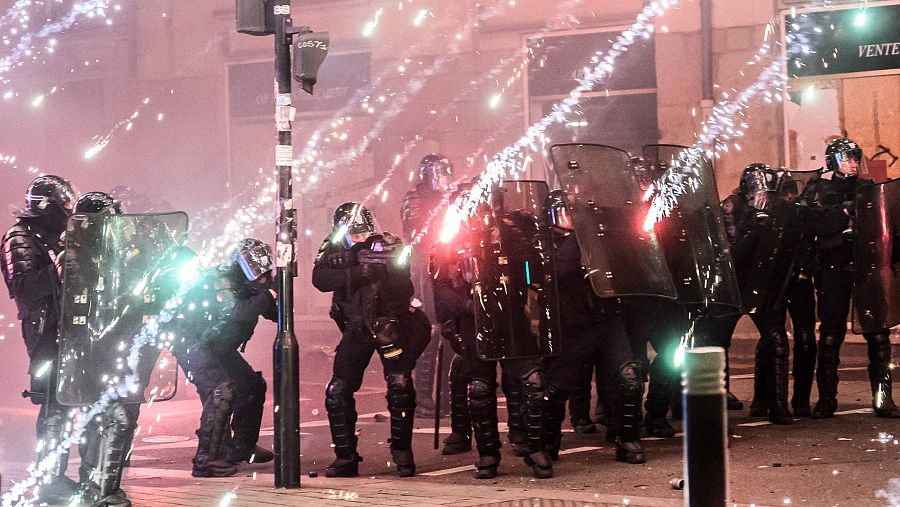 Policías enfrentándose a los manifestantes en la protesta