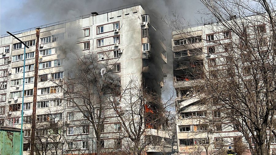 Una imagen del edificio alcanzado en Zaporiyia este miércoles, 22 de marzo (foto: REUTERS/Sergi Chalyi).
