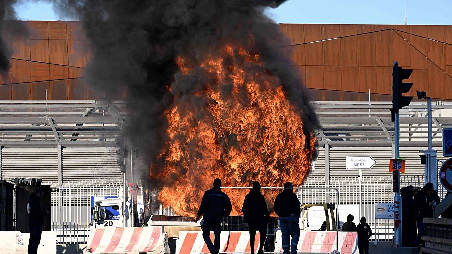Sindicalistas frente a un incendio durante un bloqueo del puerto de Marsella
