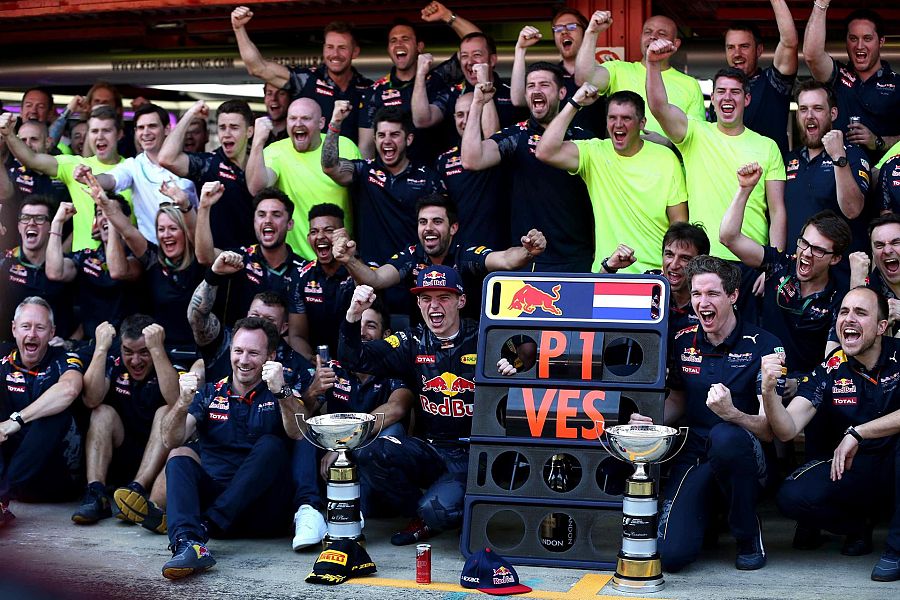 Max Verstappen celebra con su equipo la victoria en el Circuit de Barcelona-Catalunya