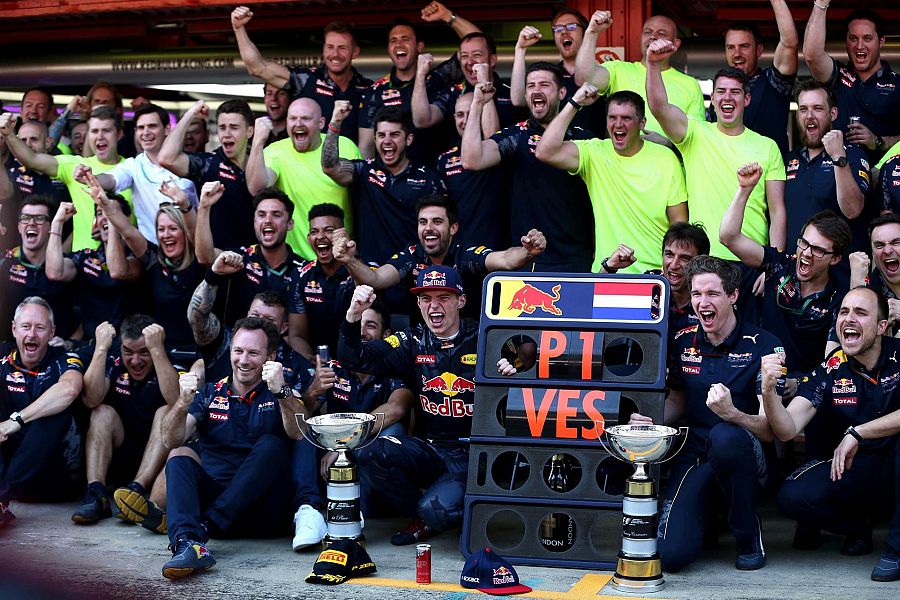 Max Verstappen celebra con su equipo la victoria en el Circuit de Barcelona-Catalunya