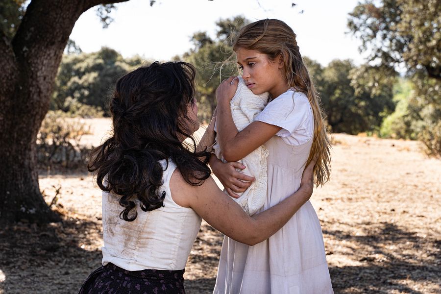 Dolores le pide a Mariana (Jana) que escape con su hermano