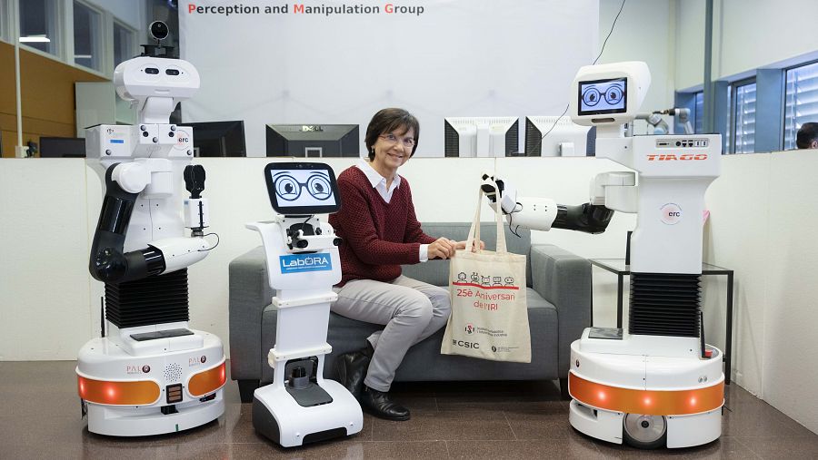 Carme Torras envoltada d'un grup de robots