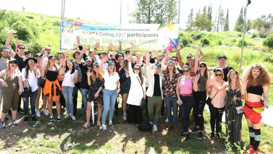 Los concursantes de Eurovisión 2017, entre los que se encuentra Manel Navarro, plantan un árbol en el 'Eurovisión Forest' de Tel Aviv