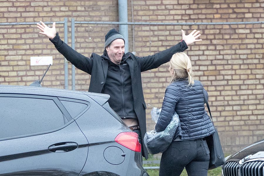 Keanu Reeves saludando efusivamente a una amiga en Berlín