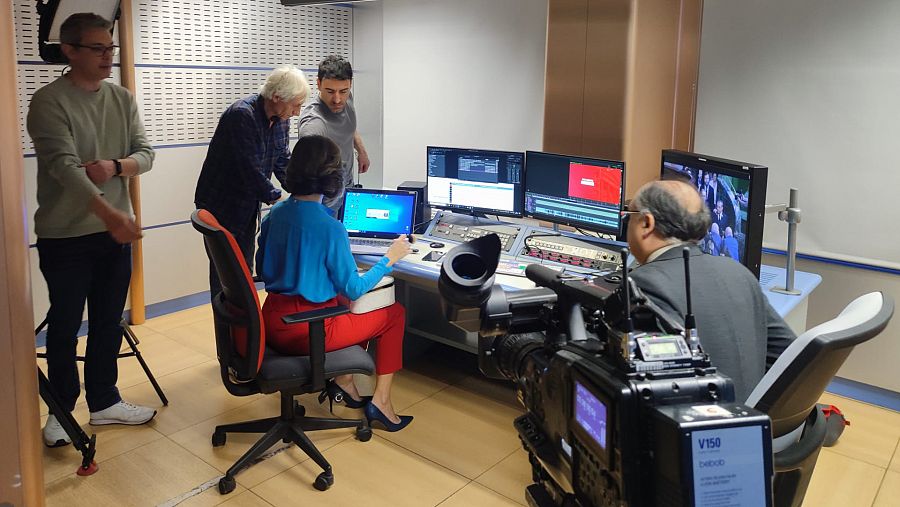 Equipo de TVE prepara grabación en una cabina de montaje.