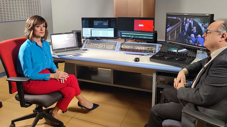 Diana y José Luis en una cabina de montaje de RTVE.