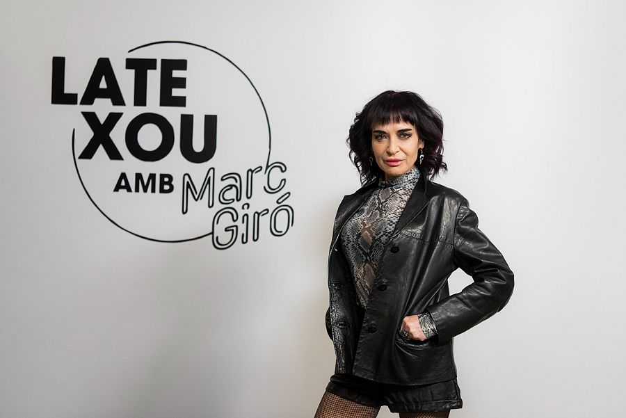 Ana Curra presenta el seu darrer single digital 'Hiel' | Late Xou