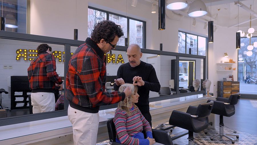 Alexis Ferrer ensenya a Juan Avellaneda la seva tècnica a la seva perruqueria amb una model, a 'Fet a mà'