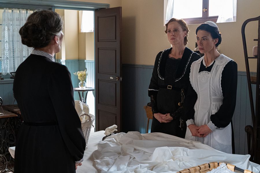 Pía defiende a Teresa delante de Petra