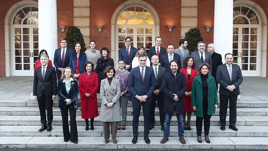 Foto de familia del Gobierno de coalición del PSOE y Unidas Podemos en la escalinata del edificio del Consejo de Ministros en el Complejo de Moncloa,