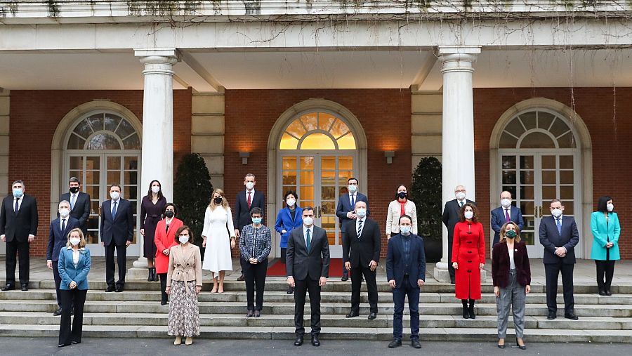 Foto de familia del Gobierno de coalición del PSOE y Unidas Podemos en la escalinata del edificio del Consejo de Ministros en el Complejo de Moncloa, en Madrid (España), a 2 de febrero de 2021.