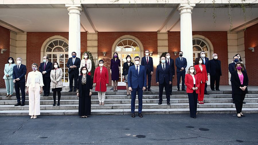 Pedro Sánchez posa junto a sus ministros en las escalinatas de Moncloa, en abril de 2021.