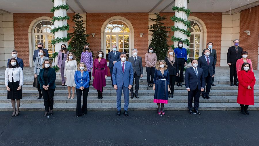 Foto de familia del Gobierno de coalición del PSOE y Unidas Podemos tras la marcha del exministro de Universidades, Manuel Castells, en diciembre de 2021