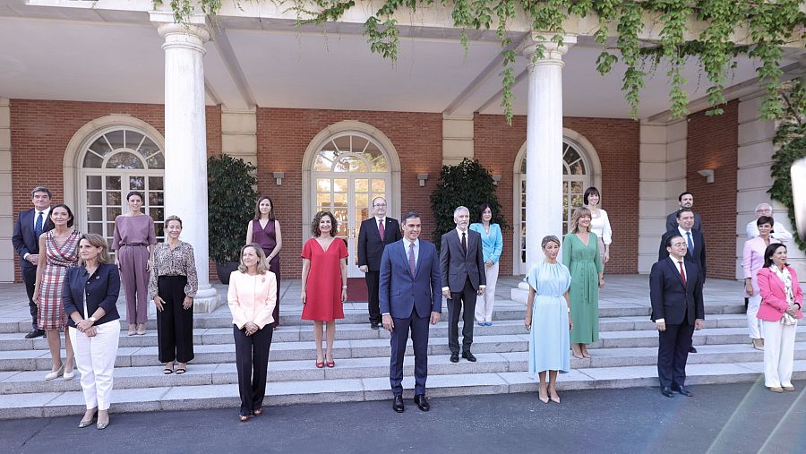 Foto de familia de todos los ministros en la escalinata del Palacio de la Moncloa, a donde han llegado para participar en el primer Consejo de Ministros tras la remodelación del Gobierno, a 13 de julio de 2021,