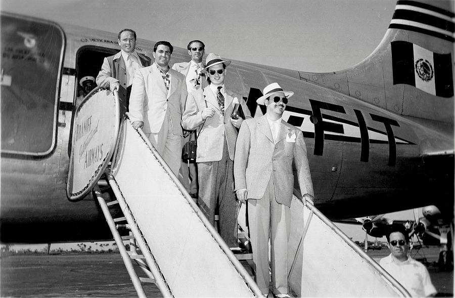 Los Xey en su llegada a México bajándose del avión