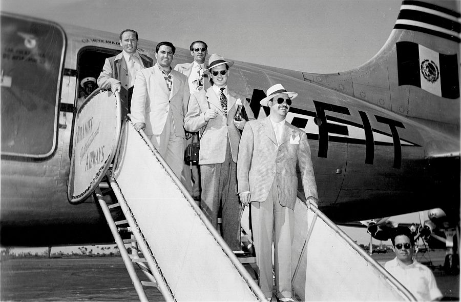 Los Xey en su llegada a México bajándose del avión
