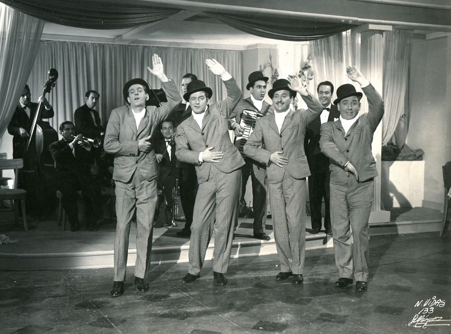 Los Xey en la película 'Nuestras vidas' (1949): cantan
