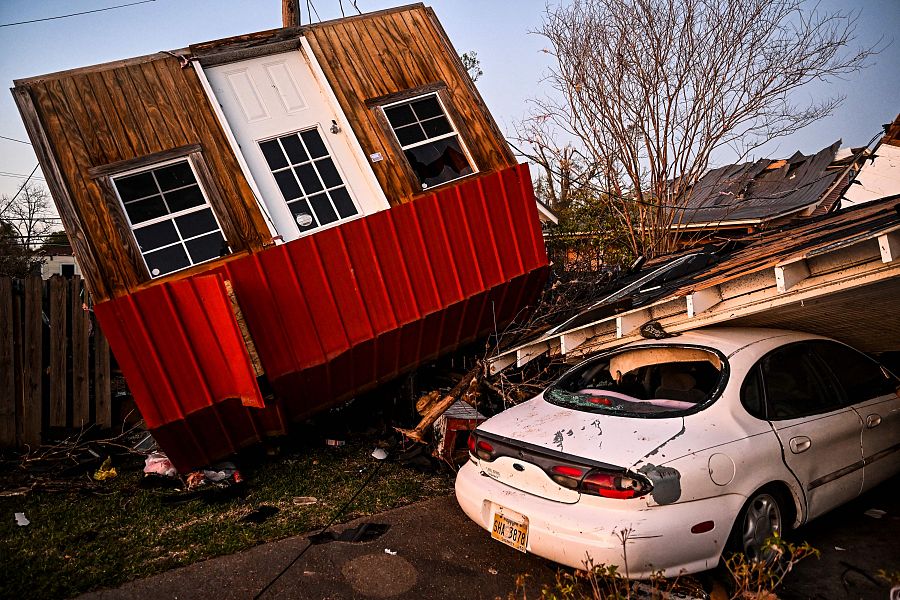 Una casa y un vehículo, arrastrados por el tornado