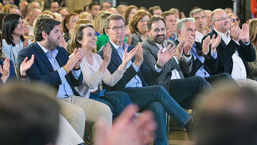 El líder del PP, Alberto Núñez Feijóo, y varios dirigentes del partido, durante la presentación del programa marco para el 28M.