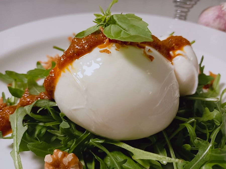 Receta de burrata con rúcula y pesto rojo